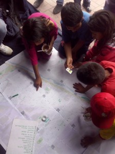 Vecinas y vecinos participando del mapa colaborativo